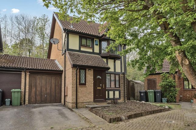 Bagshot,  Surrey,  GU19 3 bed link detached house for sale
