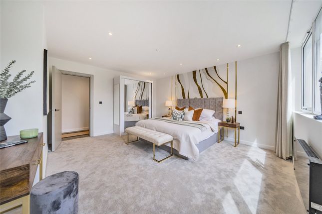 Rosemount Avenue, Surrey KT14 2 bed flat for sale
