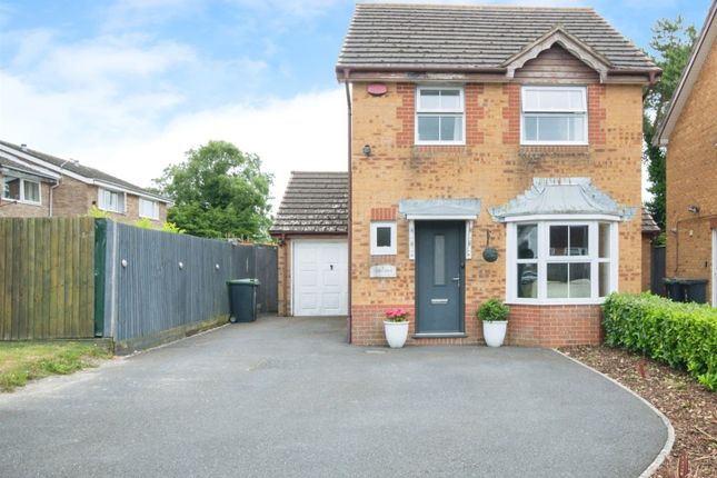 3 bed link detached house