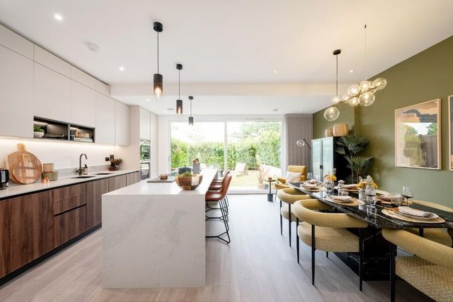 Daffodil Crescent, London EN4 4 bed house for sale