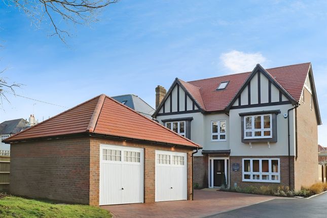 5 bed detached house
