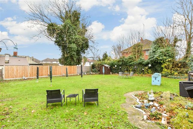 Carlton Avenue, Greenhithe, Kent 2 bed ground floor maisonette for sale