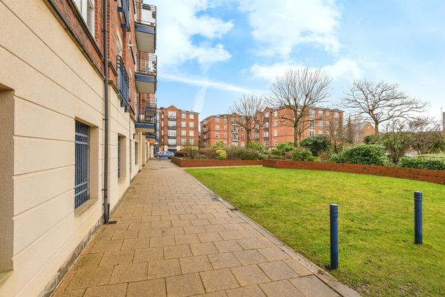 3 bedroom flat for sale