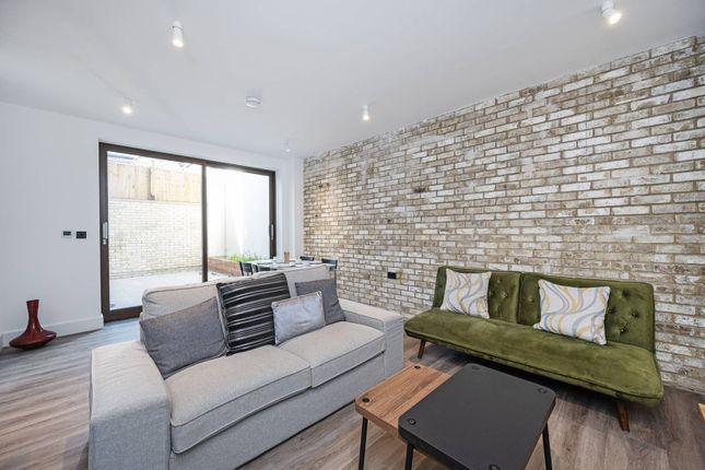 Michigan Avenue, Manor Park E12 2 bed flat for sale