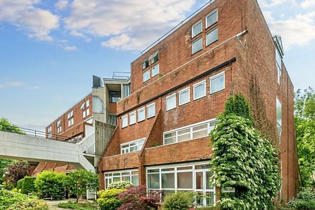 Holden Avenue, London, N12 2 bed apartment for sale