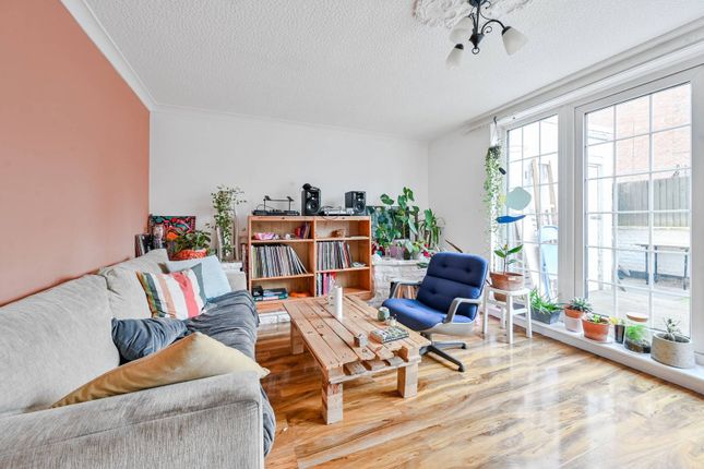 Bow Common Lane, Bow, London, E3 3 bed maisonette for sale