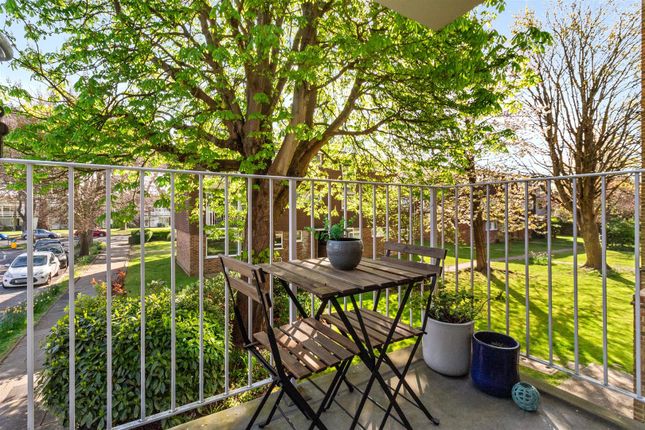 Dorchester Gardens, Worthing 2 bed flat for sale