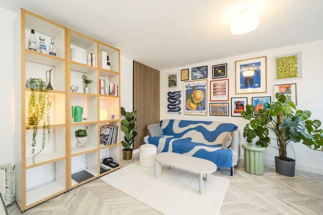 Ollgar Close, London W12 1 bed flat for sale