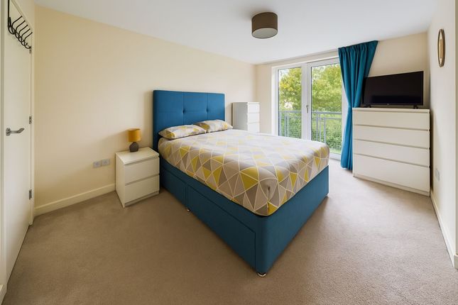 Commonwealth Drive, Crawley RH10 2 bed apartment for sale