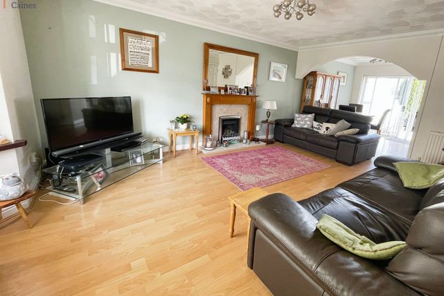 Ty Gwyn Drive, Brackla, Bridgend... 3 bed semi