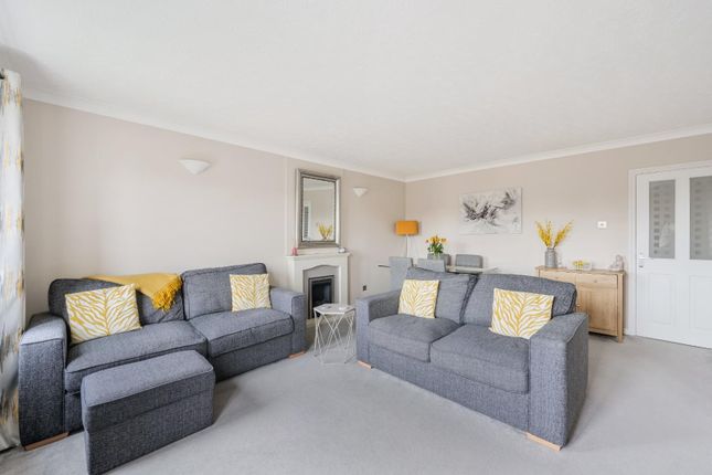 Rembrandt Court, Ewell/Stoneleigh 2 bed flat for sale