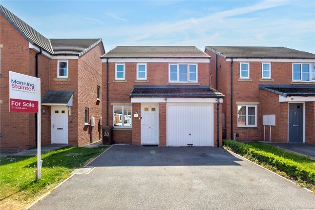 Pennwell Garth, Leeds, West Yorkshire 3 bed detached house for sale