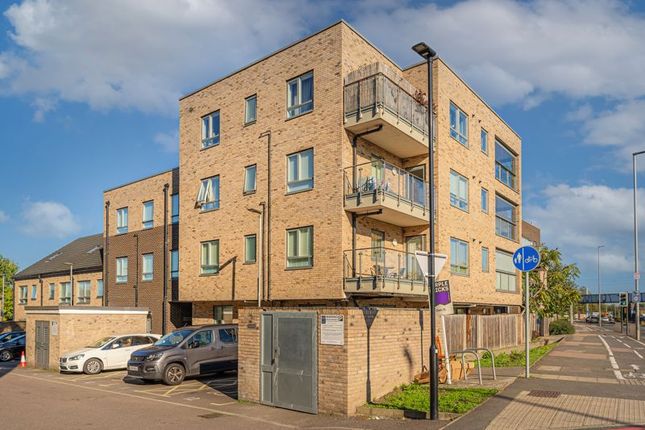 Broomfield Road, London, N13 2 bed flat for sale