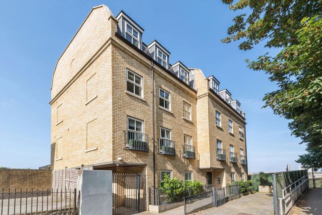 Cadogan Close, London E9 3 bed flat for sale