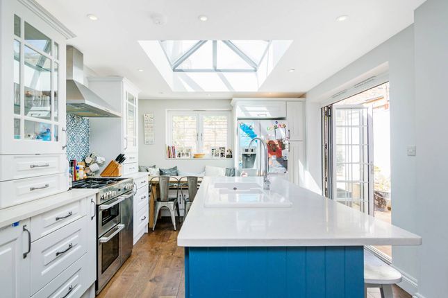 Hammersmith Grove, Hammersmith... 3 bed flat for sale