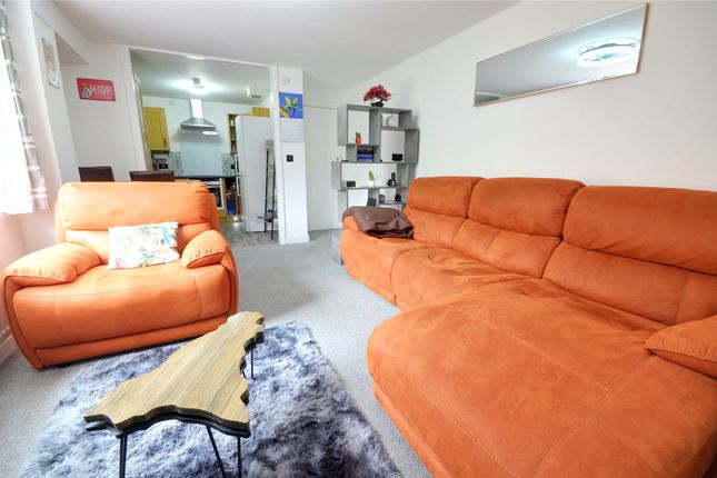 St Johns Road, East Grinstead, RH19 1 bed apartment for sale