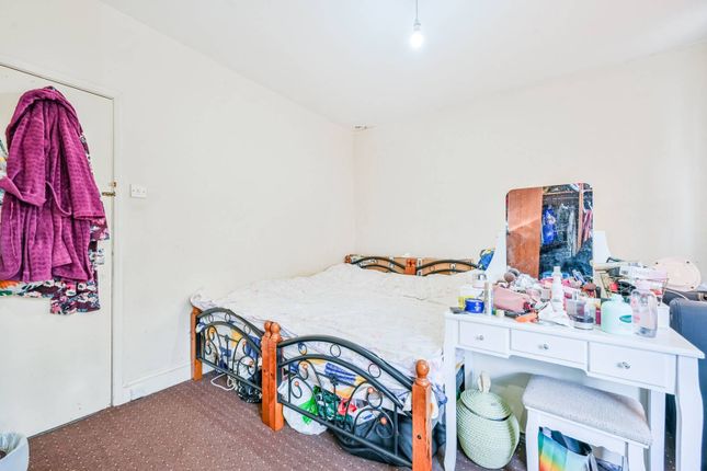 Arrow Road, Bow, London, E3 2 bed end of terrace house for sale