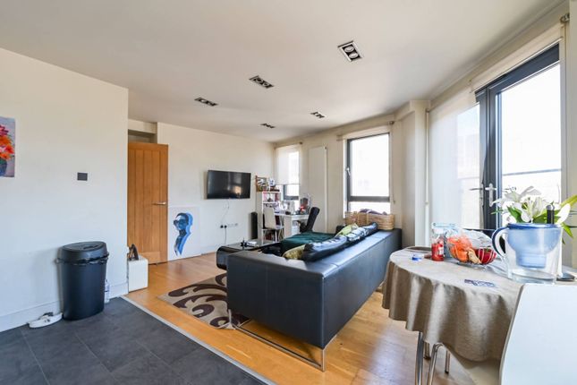 Poplar High Street, Canary Wharf, E14 2 bed flat for sale