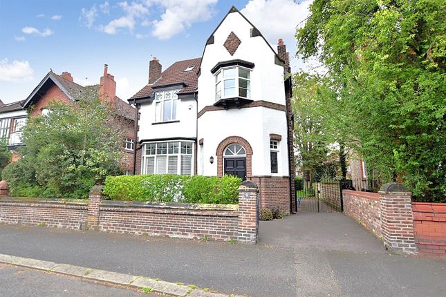 5 bed detached house