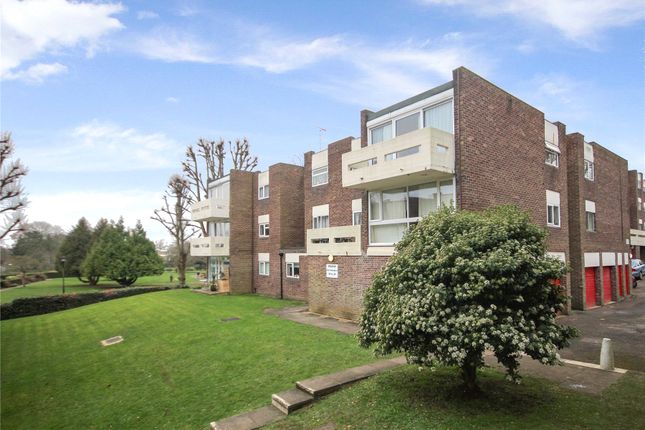 Park Drive, Surrey GU22 2 bed flat for sale