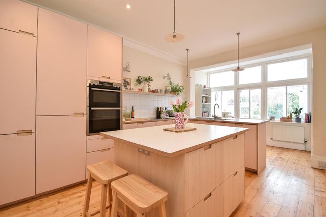 5 bedroom semi-detached house for sale
