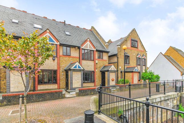 Discovery Walk, Wapping, London, E1W 3 bed house for sale