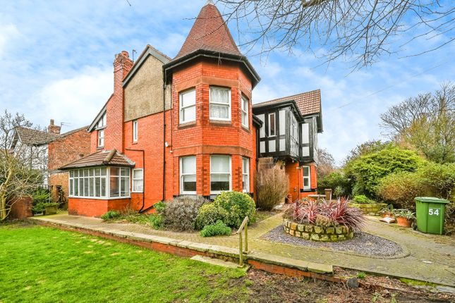 5 bed detached house