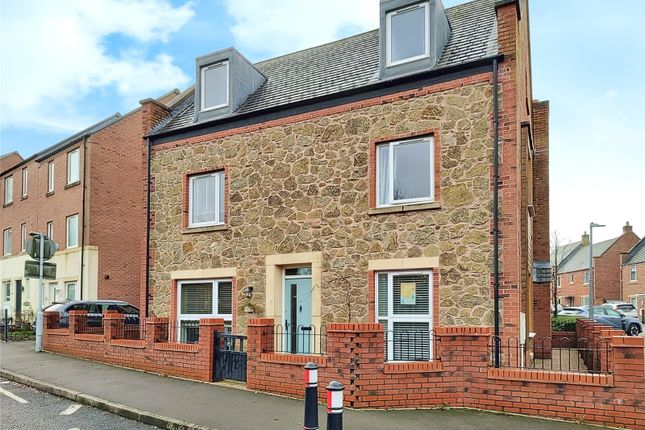Nelsons Walk, Telford TF4 5 bed detached house for sale
