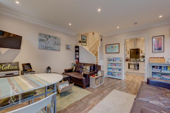 2 bedroom semi-detached house for sale