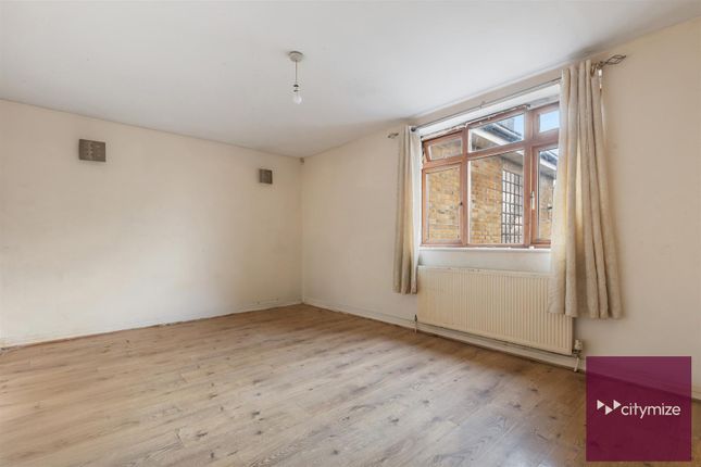 Mawney Road, Romford 2 bed flat for sale