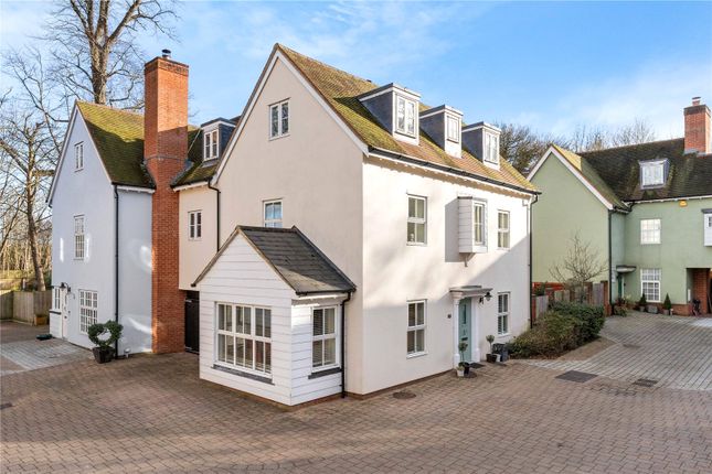 5 bed link detached house