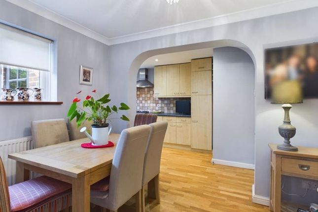 3 bed link detached house