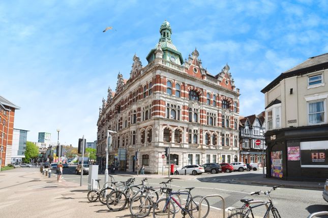 3 bedroom flat for sale