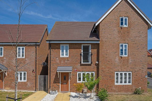 Isabella Walk, Tadworth KT20 3 bed semi