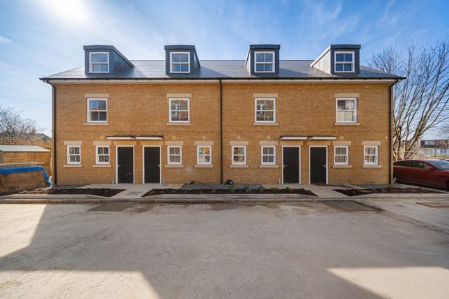 Old Road East, Kent DA12 3 bed terraced house for sale