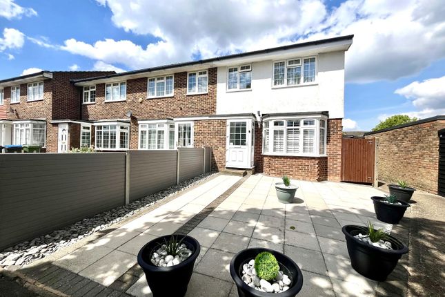 Finlays Close, Chessington, Surrey.... 3 bed end of terrace house for sale
