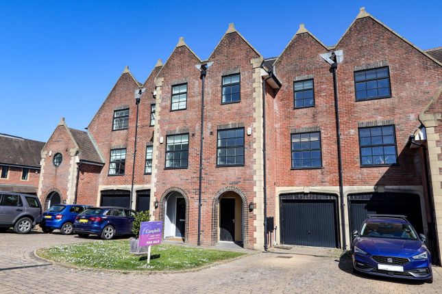 Sunny Rise, Battle, TN33 4 bed townhouse for sale