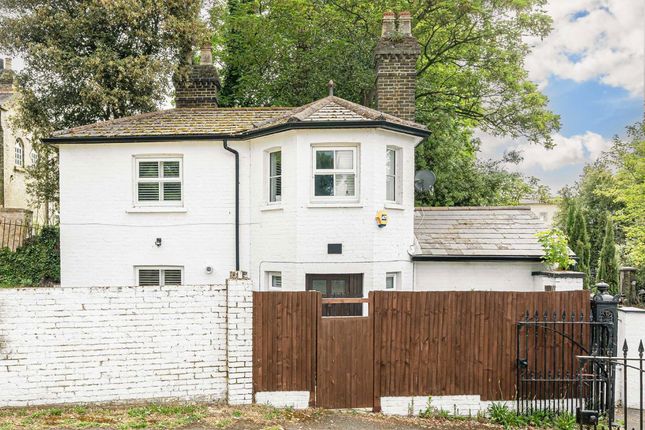Upper Sunbury Road, Hampton TW12 2 bed detached house for sale