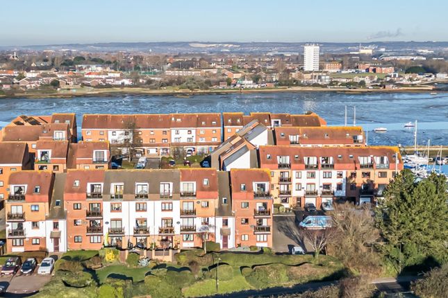 Horse Sands Close, Hampshire PO4 3 bed flat for sale