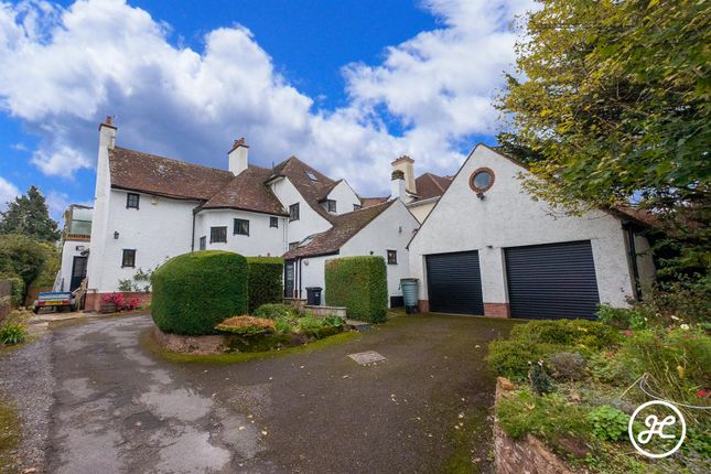 5 bed detached house