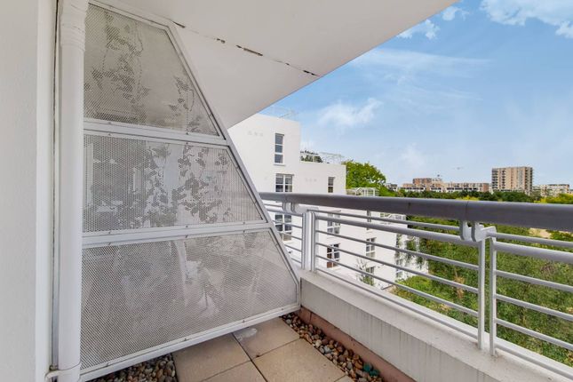 Barrier Point, Royal Docks, London, E16 2 bed flat for sale