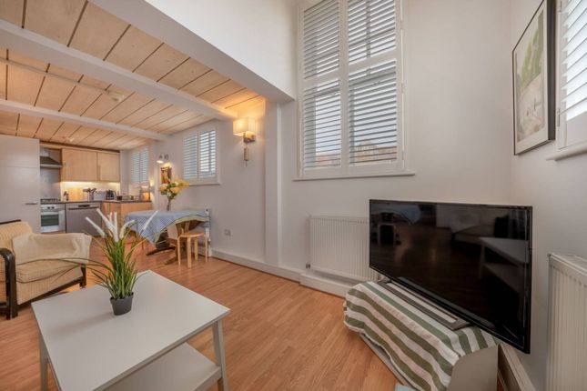 Gammons Lane, Watford, WD24 3 bed flat for sale