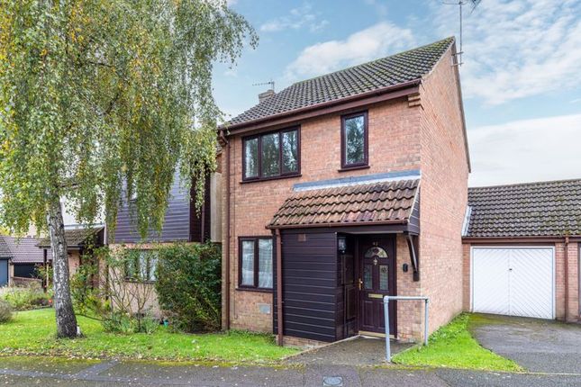 3 bed link detached house