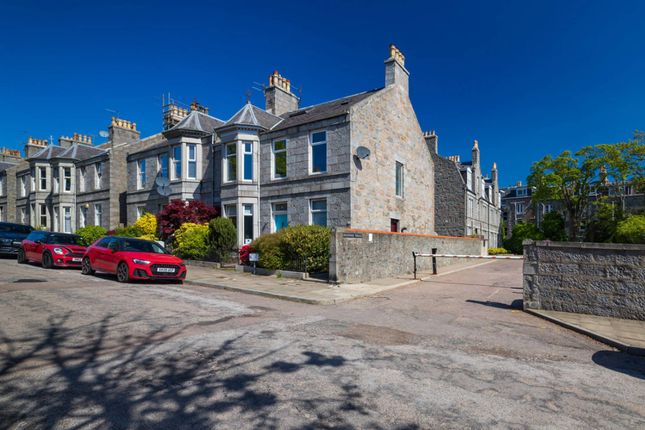 14 Grosvenor Place, Aberdeen, AB25 2RE 4 bed flat for sale