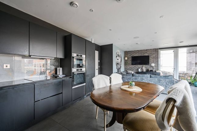 18 Remus Road, London E3 2 bed flat for sale