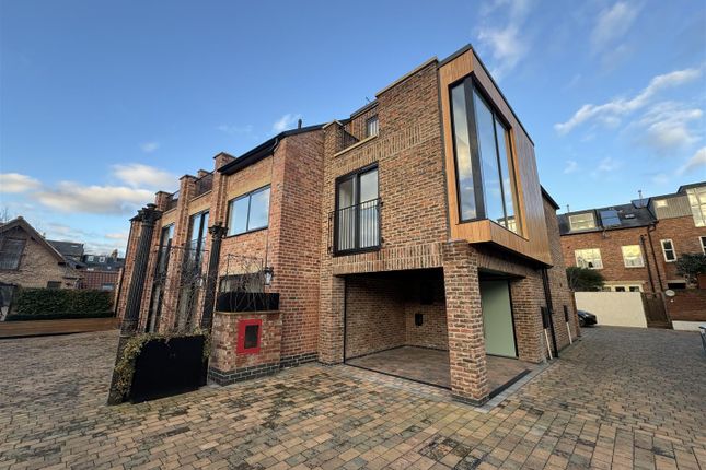 5 Marygate Mews, Bootham, York, YO30 7EN 2 bed townhouse for sale