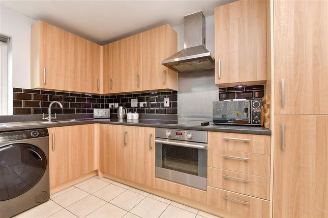 Greyford Close, Leatherhead, Surrey 2 bed flat for sale