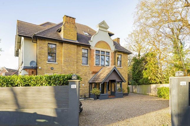 St. Georges Avenue, Weybridge KT13 3 bed flat for sale