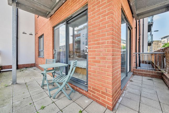 Oakwood Close, London 3 bed apartment for sale