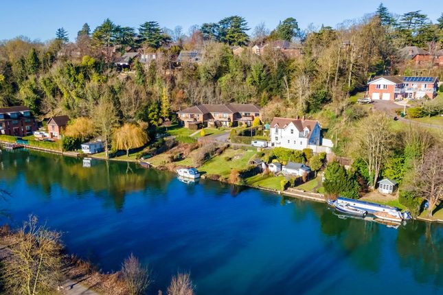 Warren Court, The Warren, Caversham... 2 bed apartment for sale